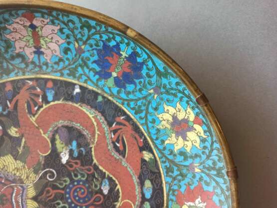 Cloisonné-Teller mit Lotos- und Drachendekor auf türkisfarbenem Fond - photo 4