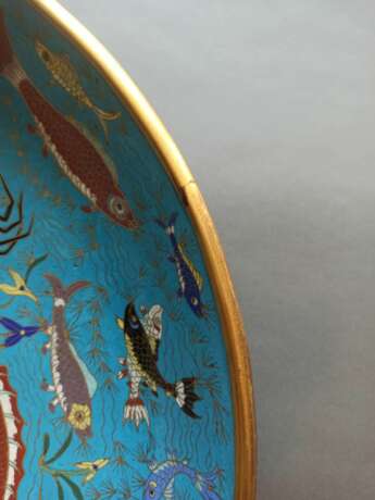 Sehr große, partiell feuervergoldete Cloisonné-Platte mit Dekor verschiedene Fische und Meerestiere - photo 7