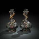Paar feine Champlevé-Vasen mit Lotosdekor teils in Silber und Kupfer gearbeitet - photo 1