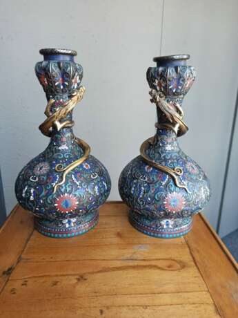 Paar feine Champlevé-Vasen mit Lotosdekor teils in Silber und Kupfer gearbeitet - Foto 2