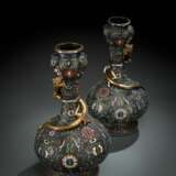 Paar feine Champlevé-Vasen mit Lotosdekor teils in Silber und Kupfer gearbeitet - Foto 3