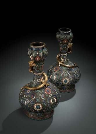 Paar feine Champlevé-Vasen mit Lotosdekor teils in Silber und Kupfer gearbeitet - Foto 3