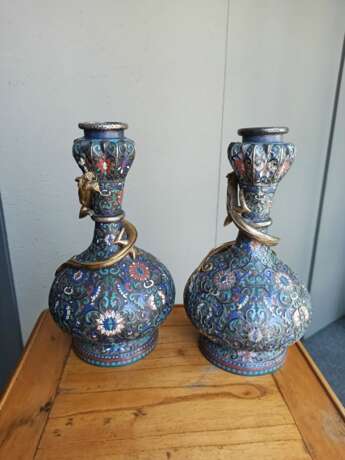 Paar feine Champlevé-Vasen mit Lotosdekor teils in Silber und Kupfer gearbeitet - Foto 4