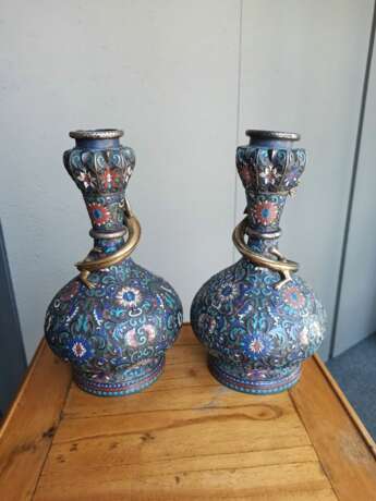 Paar feine Champlevé-Vasen mit Lotosdekor teils in Silber und Kupfer gearbeitet - photo 5