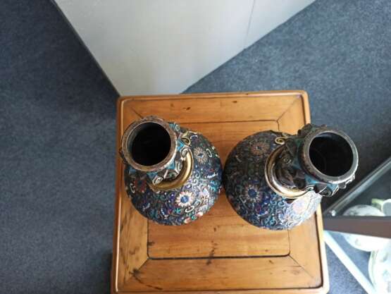 Paar feine Champlevé-Vasen mit Lotosdekor teils in Silber und Kupfer gearbeitet - photo 6