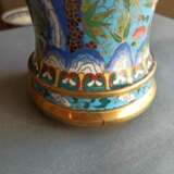 Paar Cloisonné-Vasen mit Lotosdekor und einer Landschaft mit Kiefer, Prunus und Bambus neben TIeren, partiell feuervergoldet, dazu europäische Montierung - фото 4