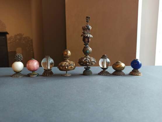 Gruppe von 8 Mandarin-Hut-Abschlüssen, davon drei in vergoldeter Bronze, vier in Glas und eine mit Rosenquarz gearbeitet - Foto 2
