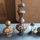 Gruppe von 8 Mandarin-Hut-Abschlüssen, davon drei in vergoldeter Bronze, vier in Glas und eine mit Rosenquarz gearbeitet - Foto 4