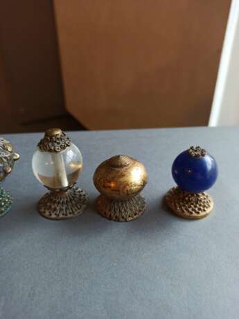 Gruppe von 8 Mandarin-Hut-Abschlüssen, davon drei in vergoldeter Bronze, vier in Glas und eine mit Rosenquarz gearbeitet - фото 5