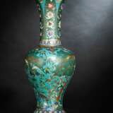 Seltene Cloisonné-Vase in Balusterfor mit Dekor von Eichhörnchen, Kiefer, Lingzhi und Bambus neben Lotos und Blüten - Foto 2