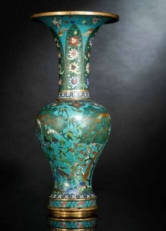 Seltene Cloisonné-Vase in Balusterfor mit Dekor von Eichhörnchen, Kiefer, Lingzhi und Bambus neben Lotos und Blüten - Foto 2