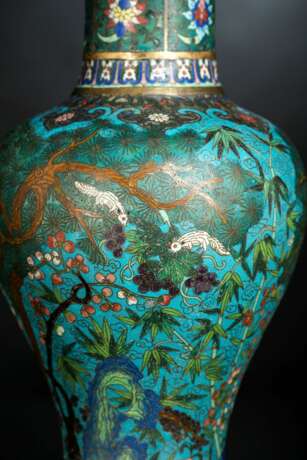 Seltene Cloisonné-Vase in Balusterfor mit Dekor von Eichhörnchen, Kiefer, Lingzhi und Bambus neben Lotos und Blüten - фото 3