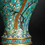 Seltene Cloisonné-Vase in Balusterfor mit Dekor von Eichhörnchen, Kiefer, Lingzhi und Bambus neben Lotos und Blüten - photo 4
