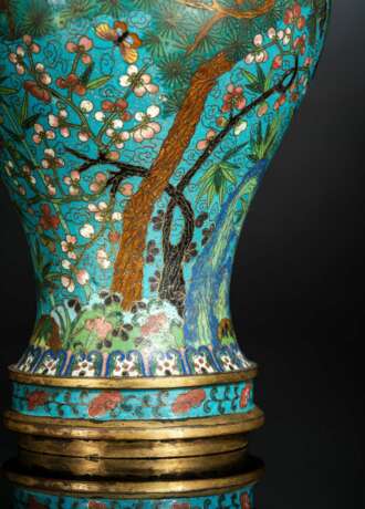 Seltene Cloisonné-Vase in Balusterfor mit Dekor von Eichhörnchen, Kiefer, Lingzhi und Bambus neben Lotos und Blüten - фото 4