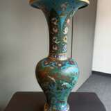 Seltene Cloisonné-Vase in Balusterfor mit Dekor von Eichhörnchen, Kiefer, Lingzhi und Bambus neben Lotos und Blüten - photo 5
