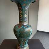 Seltene Cloisonné-Vase in Balusterfor mit Dekor von Eichhörnchen, Kiefer, Lingzhi und Bambus neben Lotos und Blüten - Foto 6