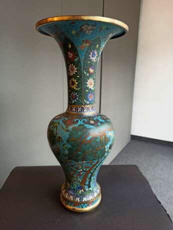 Seltene Cloisonné-Vase in Balusterfor mit Dekor von Eichhörnchen, Kiefer, Lingzhi und Bambus neben Lotos und Blüten - photo 6