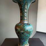 Seltene Cloisonné-Vase in Balusterfor mit Dekor von Eichhörnchen, Kiefer, Lingzhi und Bambus neben Lotos und Blüten - фото 7