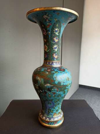 Seltene Cloisonné-Vase in Balusterfor mit Dekor von Eichhörnchen, Kiefer, Lingzhi und Bambus neben Lotos und Blüten - фото 7