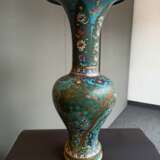 Seltene Cloisonné-Vase in Balusterfor mit Dekor von Eichhörnchen, Kiefer, Lingzhi und Bambus neben Lotos und Blüten - photo 8