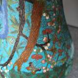 Seltene Cloisonné-Vase in Balusterfor mit Dekor von Eichhörnchen, Kiefer, Lingzhi und Bambus neben Lotos und Blüten - photo 11