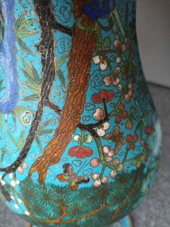 Seltene Cloisonné-Vase in Balusterfor mit Dekor von Eichhörnchen, Kiefer, Lingzhi und Bambus neben Lotos und Blüten - photo 11