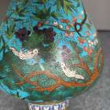 Seltene Cloisonné-Vase in Balusterfor mit Dekor von Eichhörnchen, Kiefer, Lingzhi und Bambus neben Lotos und Blüten - фото 12