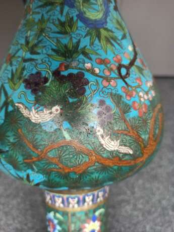 Seltene Cloisonné-Vase in Balusterfor mit Dekor von Eichhörnchen, Kiefer, Lingzhi und Bambus neben Lotos und Blüten - photo 12
