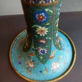 Seltene Cloisonné-Vase in Balusterfor mit Dekor von Eichhörnchen, Kiefer, Lingzhi und Bambus neben Lotos und Blüten - Foto 13