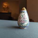 Gebauchte Snuffbottle mit Blütendekor in Email-Malerei auf blauem Fond mit Blütenranken - Foto 5