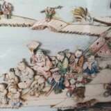 Feines Reliefbild mit Figurenszene aus teils gefärbtem Elfenbein und Lack - photo 8