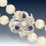 Kette/Collier: lange Akoya-Zuchtperlenkette mit hochwertiger Weißgold-Perlschließe und Saphir/Brillant-Perlenverkürzer - фото 1