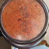 Tischstellschirm aus Hartholz mit Cloisonné-Paneel mit Lotosdekor - photo 5