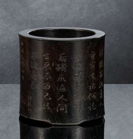 Pinselbecher aus Zitan mit Inschrift eines Gedichts von Qian Zhangming - Foto 1