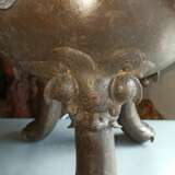 Sehr großer Weihrauchbrenner aus Bronze mit plastischen Löwen und Brokatbällen neben Bändern - Foto 9