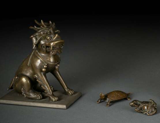 Zwei Papiergewichte (Schildkröte & Büffel) und ein Qilin aus Bronze mit Silbereinlagen - photo 1