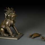 Zwei Papiergewichte (Schildkröte & Büffel) und ein Qilin aus Bronze mit Silbereinlagen - фото 1