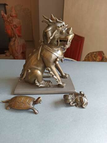 Zwei Papiergewichte (Schildkröte & Büffel) und ein Qilin aus Bronze mit Silbereinlagen - фото 2