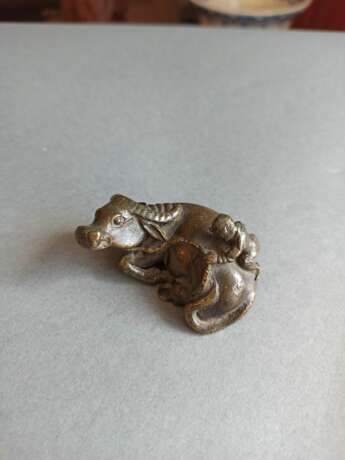 Zwei Papiergewichte (Schildkröte & Büffel) und ein Qilin aus Bronze mit Silbereinlagen - photo 7