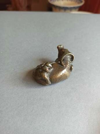 Zwei Papiergewichte (Schildkröte & Büffel) und ein Qilin aus Bronze mit Silbereinlagen - photo 8