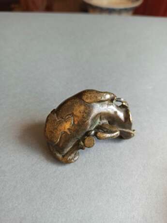Zwei Papiergewichte (Schildkröte & Büffel) und ein Qilin aus Bronze mit Silbereinlagen - Foto 9
