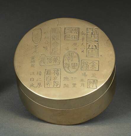Paktong-Deckeldose mit Inschrift und Gruppe von Münzen - photo 1