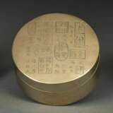 Paktong-Deckeldose mit Inschrift und Gruppe von Münzen - Foto 1