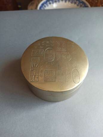 Paktong-Deckeldose mit Inschrift und Gruppe von Münzen - photo 2