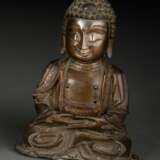 Bronze des Buddha Shakyamuni im Meditationssitz, die Hände über den Füßen haltend - photo 1