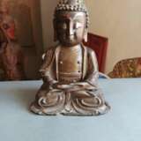 Bronze des Buddha Shakyamuni im Meditationssitz, die Hände über den Füßen haltend - photo 2
