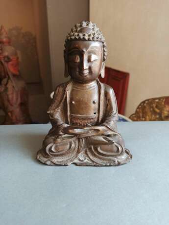 Bronze des Buddha Shakyamuni im Meditationssitz, die Hände über den Füßen haltend - photo 2