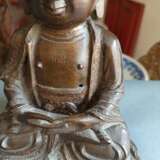 Bronze des Buddha Shakyamuni im Meditationssitz, die Hände über den Füßen haltend - Foto 3