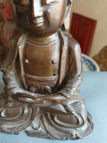 Bronze des Buddha Shakyamuni im Meditationssitz, die Hände über den Füßen haltend - фото 3