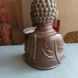 Bronze des Buddha Shakyamuni im Meditationssitz, die Hände über den Füßen haltend - Foto 4